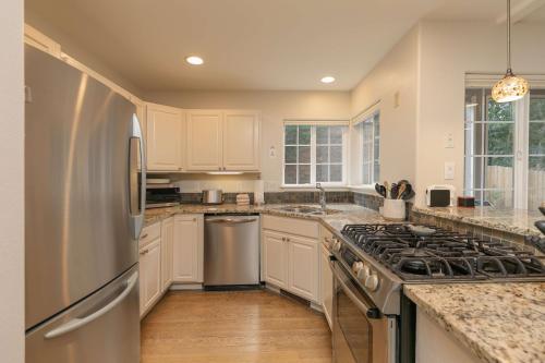 Fifth Avenue Retreat: Dog Friendly Frisco Townhome in Frisco, USA