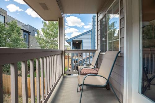 Fifth Avenue Retreat: Dog Friendly Frisco Townhome