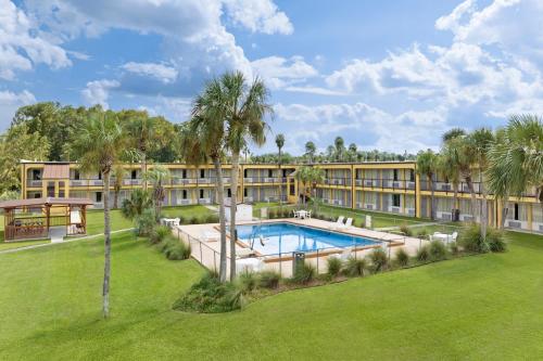 Days Inn by Wyndham Lake City I-75 - image 12