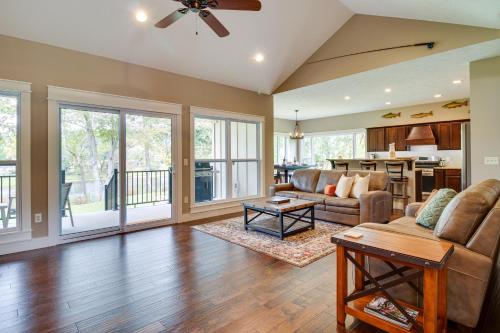 Flippin Home with Deck and Grill Steps to White River in Flippin, USA