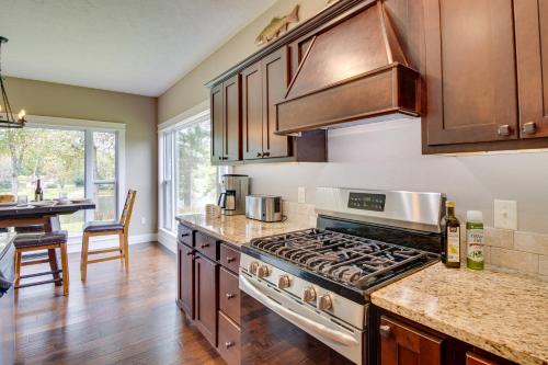Flippin Home with Deck and Grill Steps to White River in Flippin, USA