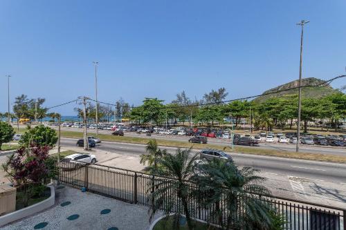 2 SUÍTES Vista MAR Praia do Recreio e Pedra do Pontal - Condomínio com Piscina, Estacionamento, Portaria 24h e Academia - Cozinha completa, Wi-Fi e Ar Condicionado