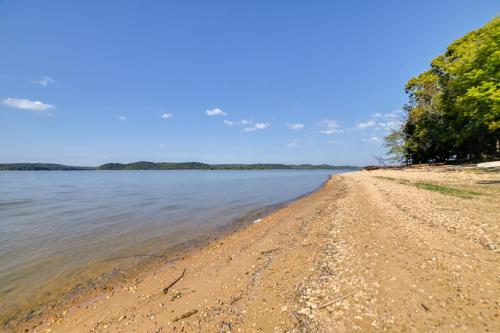 Lake Barkley Home with On-Site Beach Boat and Swim! in Cadiz, USA