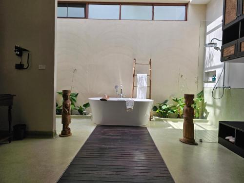 Bathroom, Samed Tamarind Beach Resort in Ao Pudsa