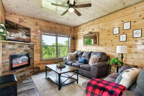 Holiday Special, Pool Projector, Pet Friendly, HotTub, Mins to Wilderness in Sevierville, USA