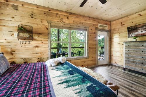 Modern Pool Cabin, Hot Tub, Pet Friendly, Secluded, Mins to Wilderness