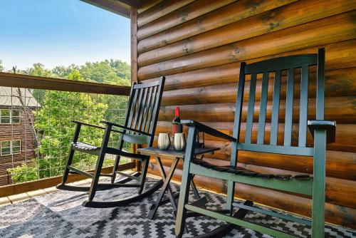Modern Pool Cabin, Hot Tub, Pet Friendly, Secluded, Mins to Wilderness