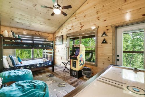 Modern Pool Cabin, Hot Tub, Pet Friendly, Secluded, Mins to Wilderness