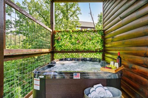 Modern Pool Cabin, Hot Tub, Pet Friendly, Secluded, Mins to Wilderness