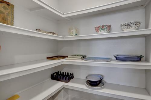 Lake Hamilton Getaway with Boat Ramp and Dock! - main image