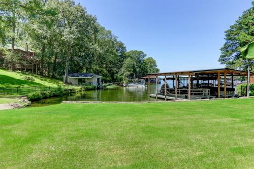 Lake Hamilton Getaway with Boat Ramp and Dock! - image 11