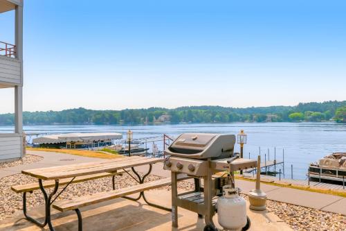 Lake Front Chillin - Apartment - Wisconsin Dells