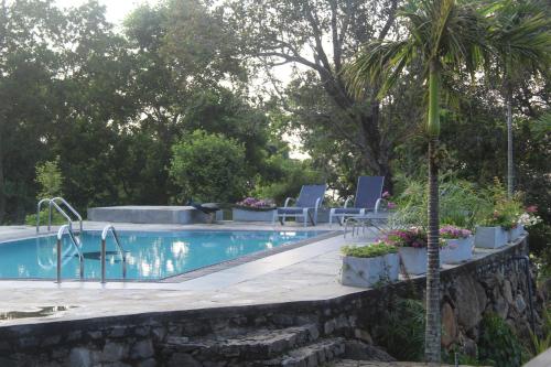 Peldbaseins, World's End Base Eco-Village in Rathnapura