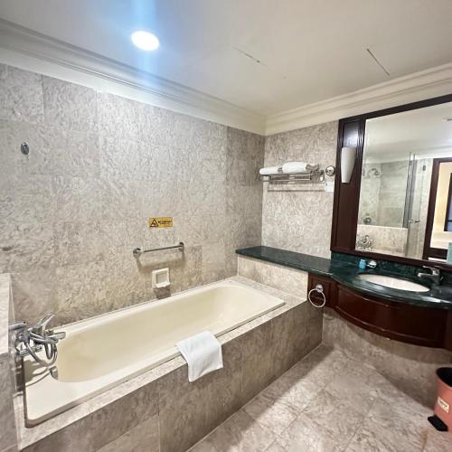 Peak Suites At Times Square - image 4