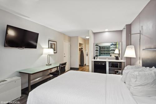 Comfort Inn & Suites Baltimore Inner Harbor - image 8