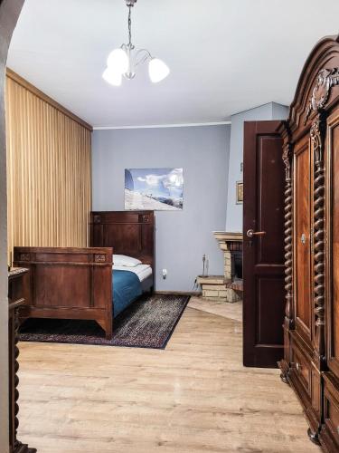 2 twin beds, 1 sofa bed
