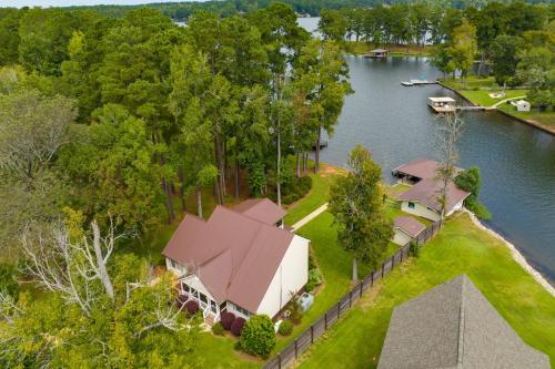 Milledgeville Home with Private Dock and Dock House! in Milledgeville, USA