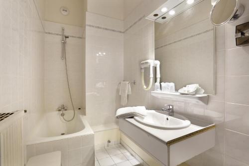 Hotel Les Tilleuls, Bourges - 화장실