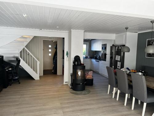 Shared lounge/TV area, Loftroom in townhouse Oslo 1 singel bed 1 double bed in Alna