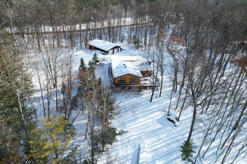 Danbury Cabin with Wraparound Porch on Lang Lake! in Danbury, Vereinigte Staaten von Amerika