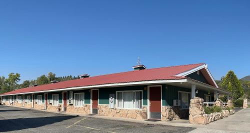 Redwood Arms Motel