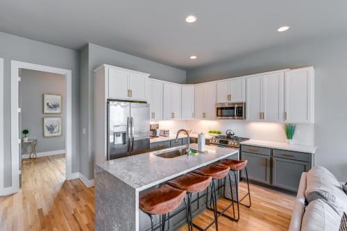 Nashville Townhome with Rooftop Balcony and Game Room! in Nashville, USA