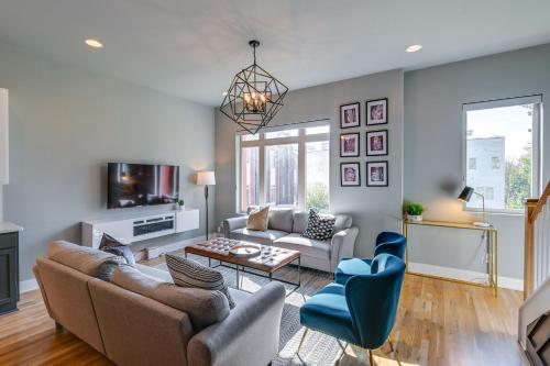 Nashville Townhome with Rooftop Balcony and Game Room! in Nashville, USA