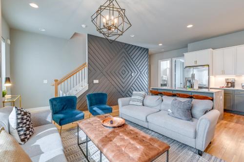 Nashville Townhome with Rooftop Balcony and Game Room! in Nashville, USA