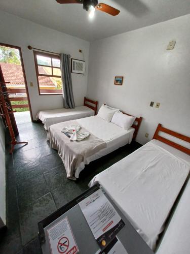 1 double bed, 2 twin beds