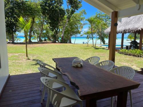 Lope Lope Beach Bungalows in Saraoutou