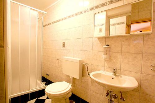 2 bedrooms, 4 beds