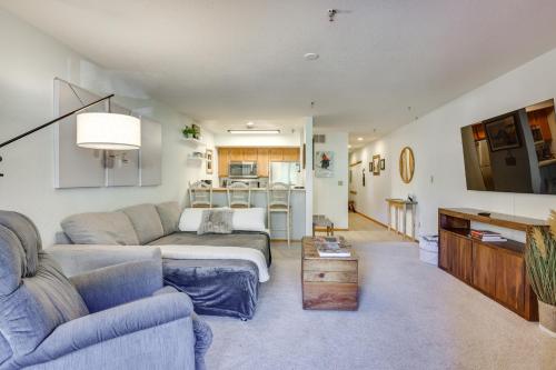 Walkable Frisco Condo Mtn Views and Shared Hot Tub! in Frisco, USA
