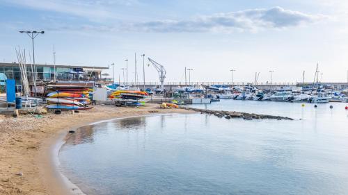 Lux Center 5-C Deluxe Beach Apartment-Old Town - image 4