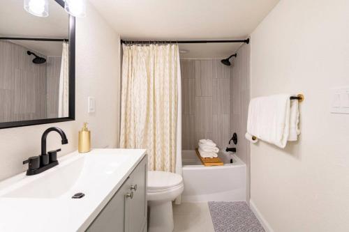Blueberry 3BR house with private entrance & Hottub in Centennial, USA