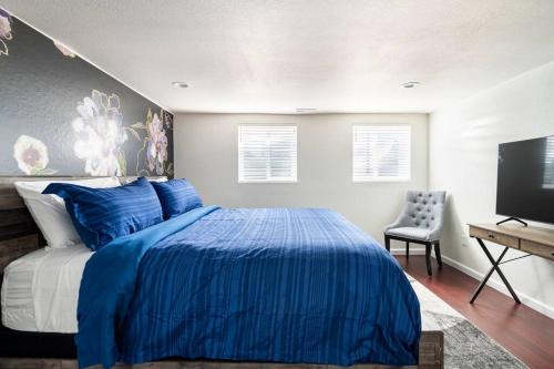 Blueberry 3BR house with private entrance & Hottub in Centennial, USA