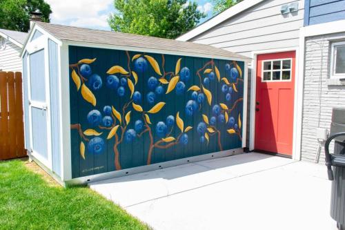 Blueberry 3BR house with private entrance & Hottub in Centennial, USA