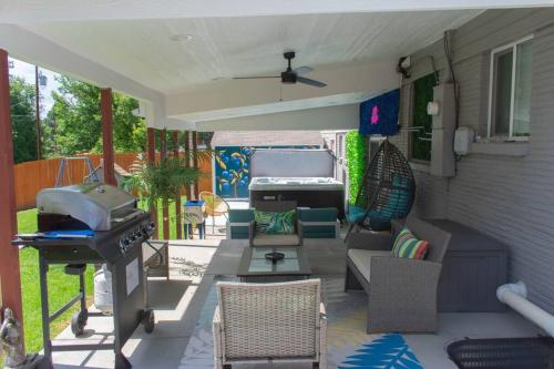 Blueberry 3BR house with private entrance & Hottub in Centennial, USA