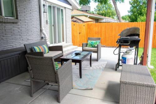 Blueberry 3BR house with private entrance & Hottub in Centennial, USA