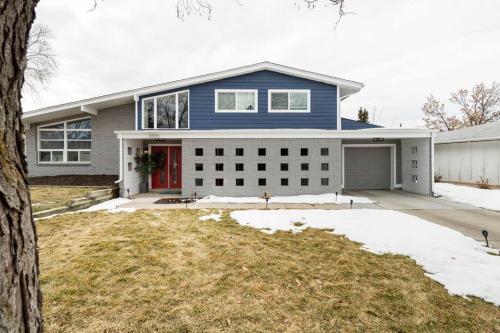 Blueberry 3BR house with private entrance & Hottub in Centennial, USA
