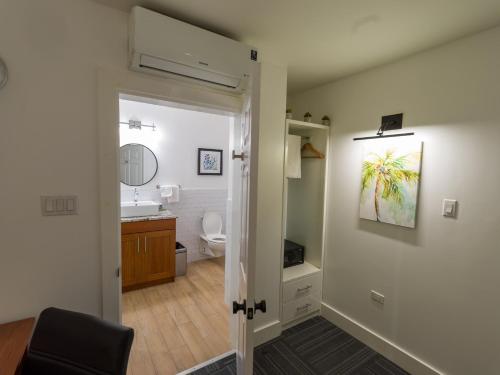Standard Double Room image 3