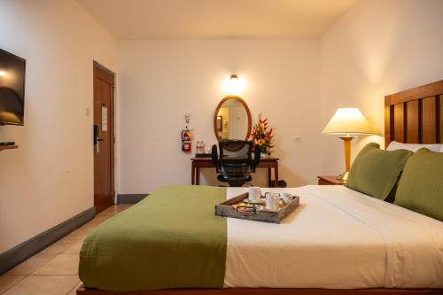 Deluxe Queen Room image 4
