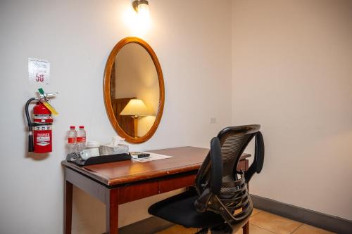 Deluxe Queen Room image 3