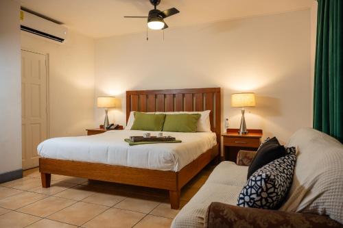 Deluxe King Room image 4