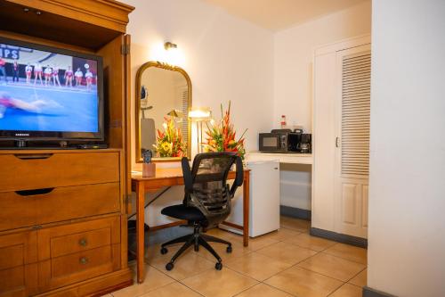 Deluxe King Room image 5