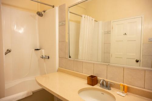 Grand Coastal Hotel - image 2