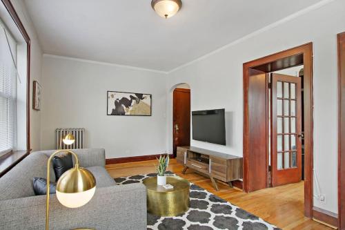 Bright & Cozy 1BR Apartment - Cullom F2