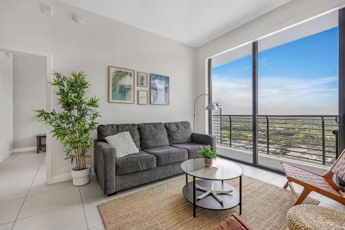 Enchanting Condo In The Heart Of Doral with Golf Course Views in Miami, USA