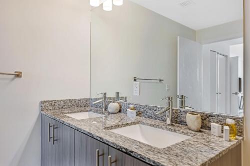 Enchanting Condo In The Heart Of Doral with Golf Course Views in Miami, USA