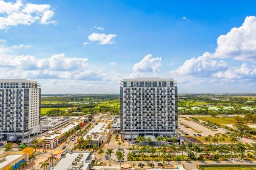 Enchanting Condo In The Heart Of Doral with Golf Course Views