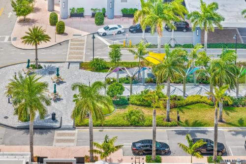 Enchanting Condo In The Heart Of Doral with Golf Course Views